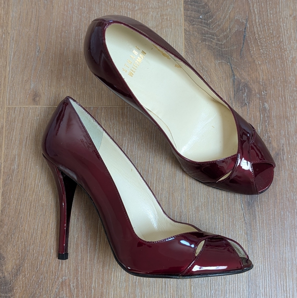 NIB Stuart Weitzman Sashay Burgundy Patent Leather Peep Toe Pumps Heels